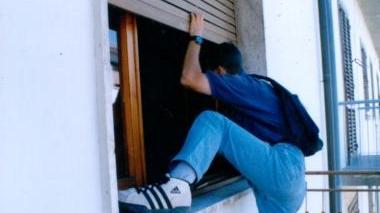 Li narcotizzano di notte e svaligiano la casa