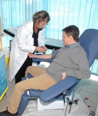 <b>POLEMICA. </b>In alto, i rappresentanti sindacali di Cgil, Cisl e Uil Sopra, un prelievo di sangue      