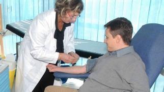 <b>POLEMICA. </b>In alto, i rappresentanti sindacali di Cgil, Cisl e Uil Sopra, un prelievo di sangue