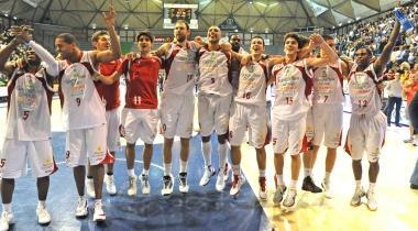 A sinistra, al termine della partita la squadra festeggia con i tifosi 