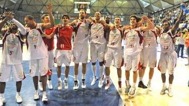 A sinistra, al termine della partita la squadra festeggia con i tifosi