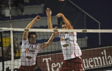 I biancorossi Garnica e Candellaro in attacco 