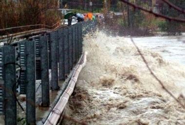 Una piena del Magra rasenta il ponte di Stadano Bonaparte