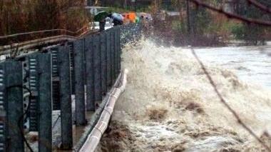 Una piena del Magra rasenta il ponte di Stadano Bonaparte