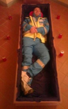 A destra il sindaco Gianluca Catarzi fa le prove nella bara allestita per la festa di Halloween; sotto un momento della serata del terrore   