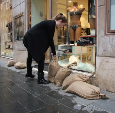 Si mettono i sacchetti di sabbia per prevenire allagamenti dei negozi 