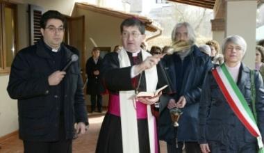 Paolo Brogi (il primo a sinistra) accanto a Betori a una inaugurazione