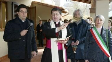Paolo Brogi (il primo a sinistra) accanto a Betori a una inaugurazione