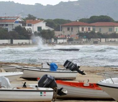 La spiaggia e il porto di Marina di Campo invasi dall’acqua a causa del forte vento di scirocco