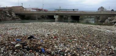 La foce del Carrione prima degli scavi e le ruspe ieri sera al lavoro