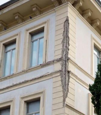 Scuola Guardi in degrado dall'edificio crollano intonaco e calcinacci