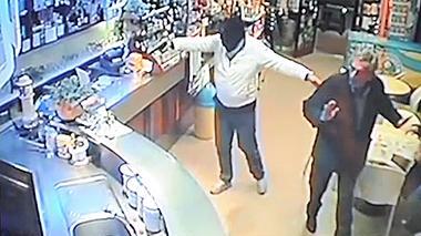 Pistola contro barista e clienti il video della rapina a Quarrata