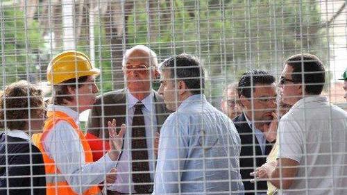 Ne,lla foto con il casco giallo il perito Licciardello parla con l'avvocato Graziano Maffei e con Angelo Laurino, capo Polfer di Milano che coordina le indagini