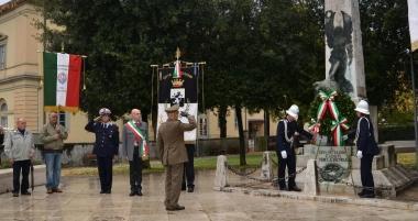Un momento della commemorazione davanti al monumento ai caduti 