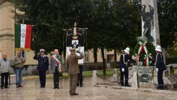 Un momento della commemorazione davanti al monumento ai caduti