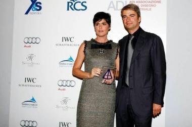 <b>CERIMONIA.</b> Elena Codecasa e Fabio Lofrese mentre ritirano il premio a Milano 