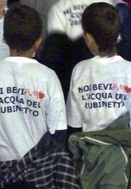 Due bambini indossano la t-shirt di uniniziativa promozionale dedicata allacqua del rubinetto 