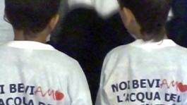 Due bambini indossano la t-shirt di un’iniziativa promozionale dedicata all’acqua del rubinetto