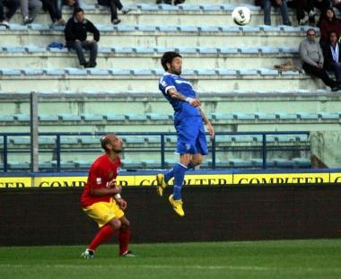 Un imperioso stacco dellazzurro Antonio Busc&eacute; 