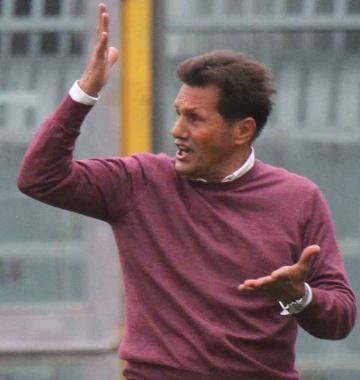 <b>GRINTA E GIOIA. </b>Walter Novellino in panchina e lesultanza di Barone dopo il 3-1      