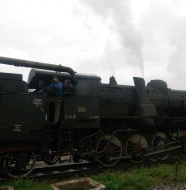 Larrivo del treno a vapore a Castelnuovo 