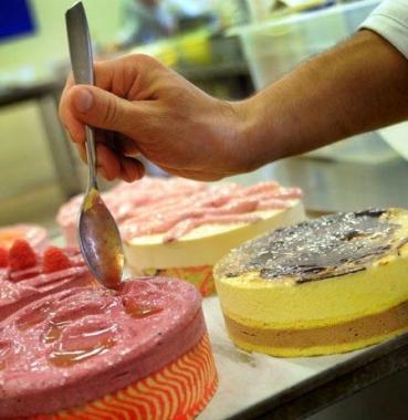 Un pasticcere al lavoro 