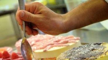 Un pasticcere al lavoro