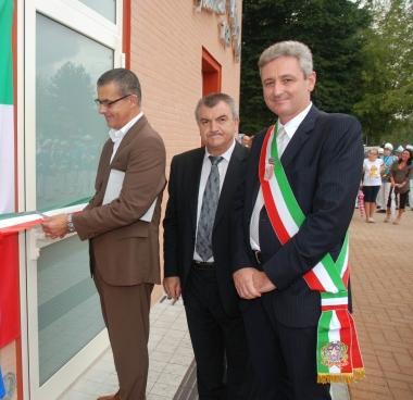 Il taglio del nastro della nuova sede    