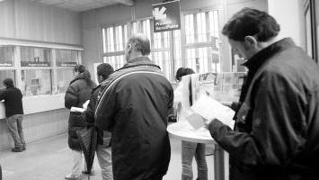 <b>RISPARMIO. </b>Cittadini in coda in un ufficio postale