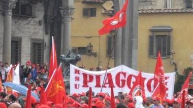 Una manifestazione della Fiom; in alto il segretario provinciale Franchi
