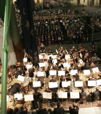 Il concerto in piazza Duomo della Camerata strumentale  