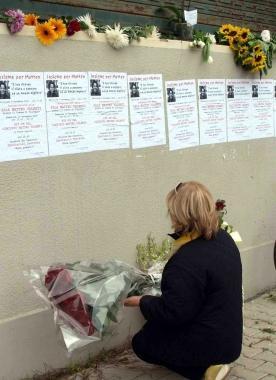 In ricordo di Matteo Valenti lungo il muro della fabbrica dove avvenne linfortunio mortale 