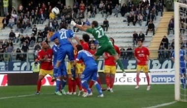 A destra unuscita di Offredi A sinistra una parata di Pelagotti (sopra) e Lazzari in azione (sotto) 