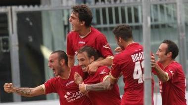 <b> ABBRACCI E BACI. </b>Paulinho festeggiato dopo il primo gol a destra: Salviato