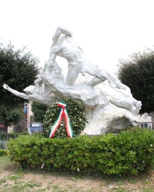 <b>MONUMENTO.</b> La statua per i caduti in piazza Matteotti 
