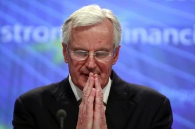 <strong>BAGNI.</strong> Sopra, il commissario Michel Barnier A destra, una protesta