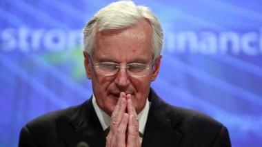 <strong>BAGNI.</strong> Sopra, il commissario Michel Barnier A destra, una protesta