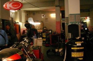 Linterno e lesterno dellofficina chiusa in via Bernardina 