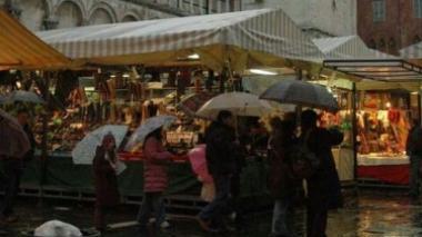 I banchi del mercato di natale in piazza San Michele