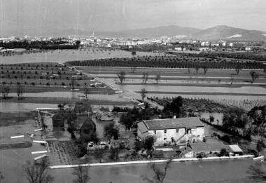 <b>NEL 1966 E OGGI.</b> In alto a sinistra la zona del Casalone allagata dove adesso ci sono le urbanizzazioni delle vie degli Attori (a destra) e il nuovo centro commerciale e, sotto, via Giotto, si vede bene lo stadio, sommersa dallacqua e le ultime case realizzate nella stessa strada (a destra)   