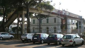 A sinistra la base della recinzione saltata come si vede dalla penna infilata