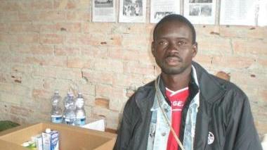 <b>AIUTI</b> A sinistra Omar Ndiaye, a destra i volontari della Farmigea al lavoro in Lunigiana
