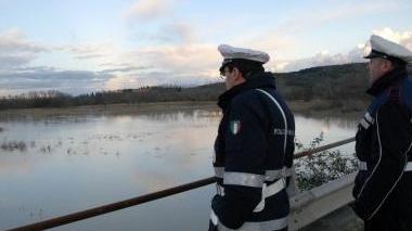 <strong>OMBRONE. </strong>Due vigili osservano l’acqua in golena