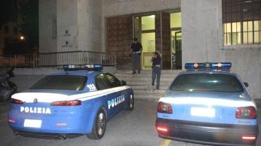 Sul posto sono arrivate le volanti della polizia, indaga la squadra mobile