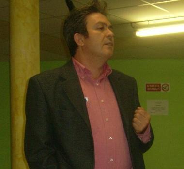 Sventolano le bandiere dei partiti di sinistra fuori dalle sedi di circoli e case del popolo di tutto il circondario dell’Empolese Valdelsa