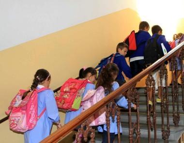 Lassessore allistruzione Ennio Rucco e, a destra, alunni fanno il loro ingresso a scuola 