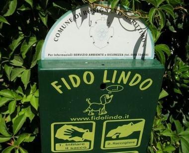 I sacchetti per togliere lo sporco dei cani nei parchi 
