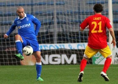 Il difensore azzurro Daniele Ficagna in azione contro lAlbinoleffe 