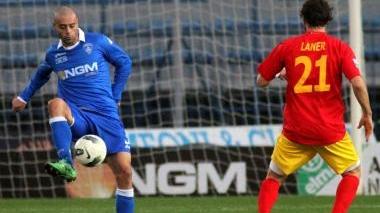 Il difensore azzurro Daniele Ficagna in azione contro l’Albinoleffe