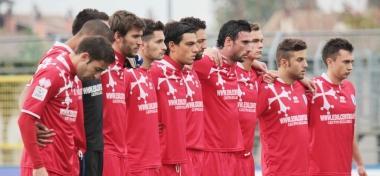 <b>FOLIGNO </b>La formazione iniziale del Pisa e un gruppo di tifosi nerazzurri  
